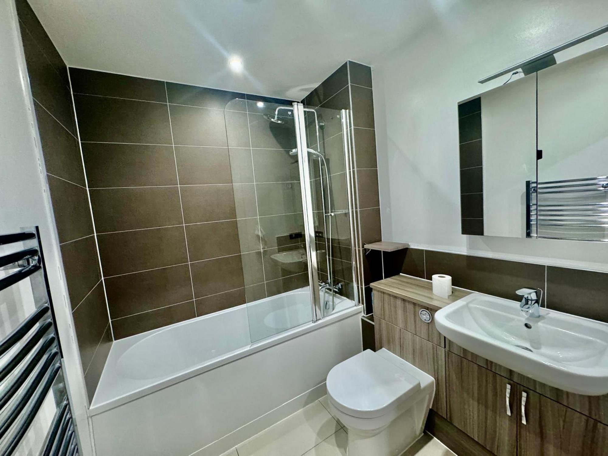 Luxury 2 Bed Entire Apartment-Near Tube & Shopping Centre Harrow Esterno foto