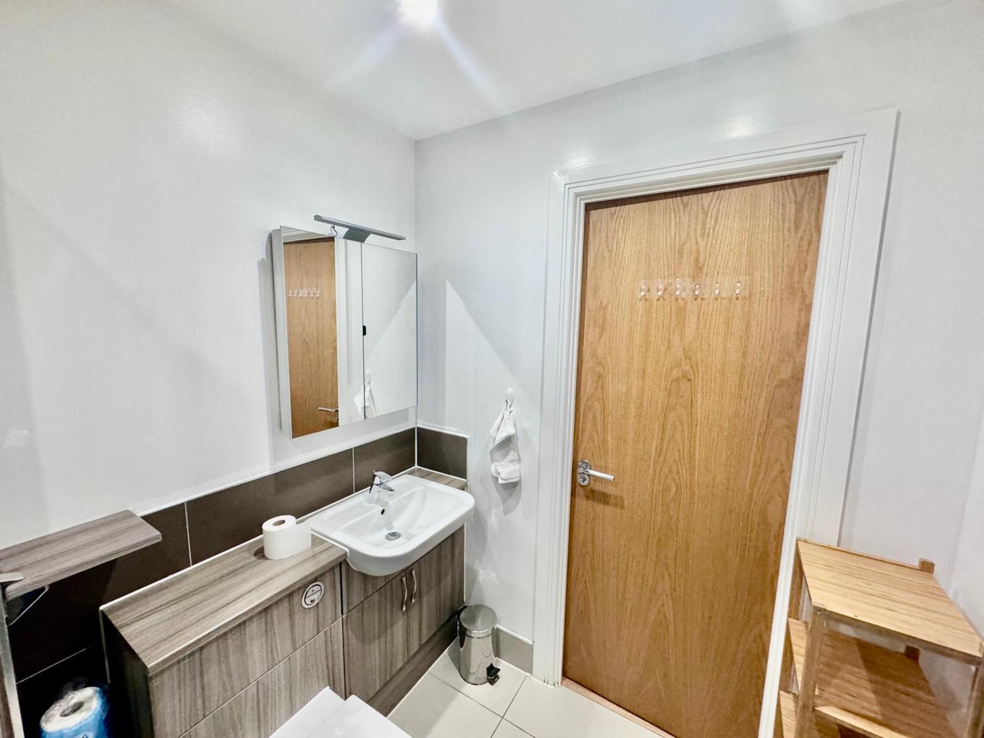 Luxury 2 Bed Entire Apartment-Near Tube & Shopping Centre Harrow Esterno foto